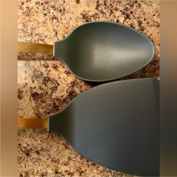 NWT Paris Hilton Pink 9 inch Cake Pan & 2 PIECE TOOL SET - Gold Spoon & Turner - Picture 4 of 16